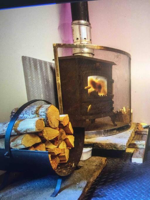 Sturry Cosy Woodland Romantic Retreat With Log Fires And Nature מראה חיצוני תמונה