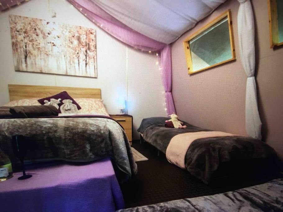 Sturry Cosy Woodland Romantic Retreat With Log Fires And Nature מראה חיצוני תמונה