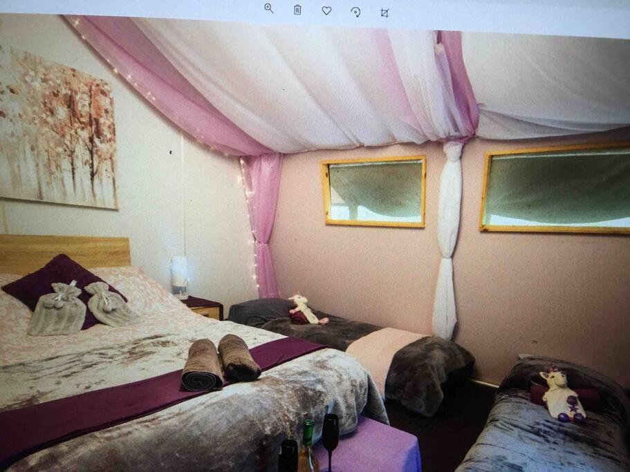 Sturry Cosy Woodland Romantic Retreat With Log Fires And Nature מראה חיצוני תמונה